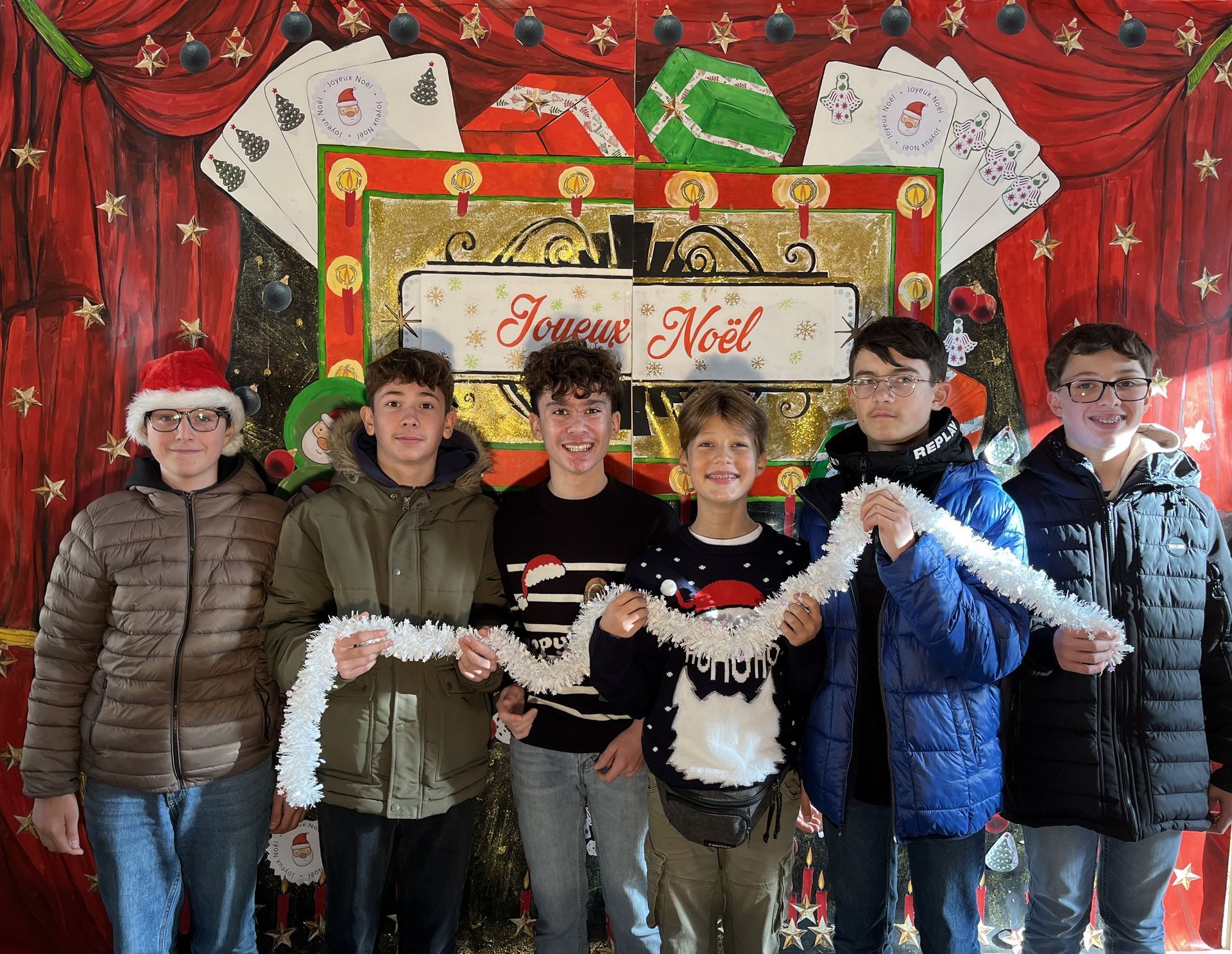 Un groupe de garçons tenant une guirlande