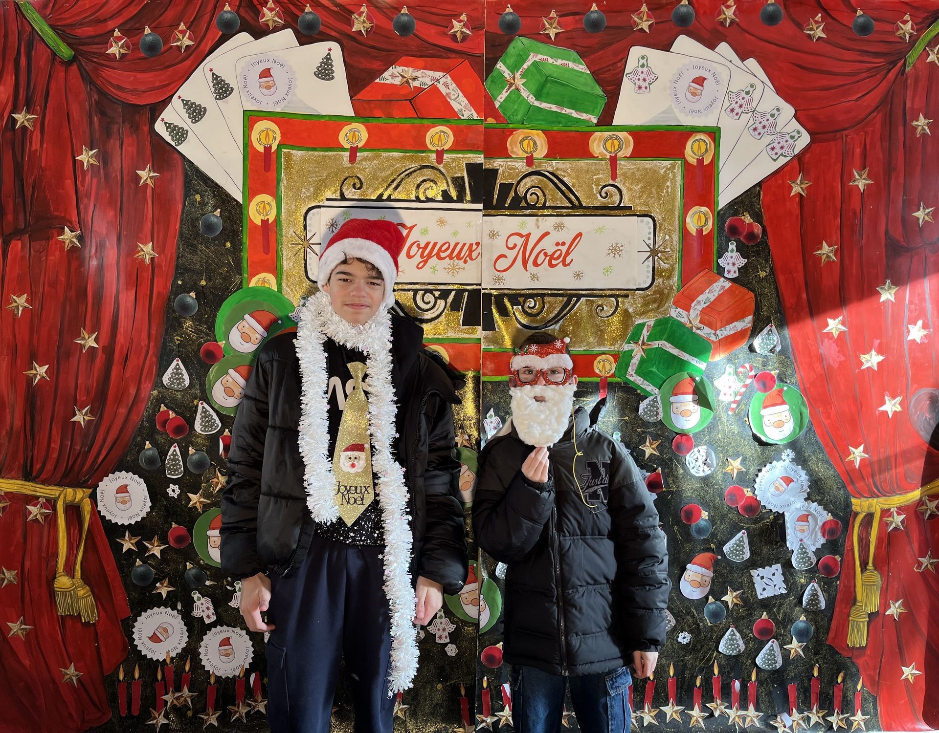 Deux collégiens devant une pancarte de Noël 