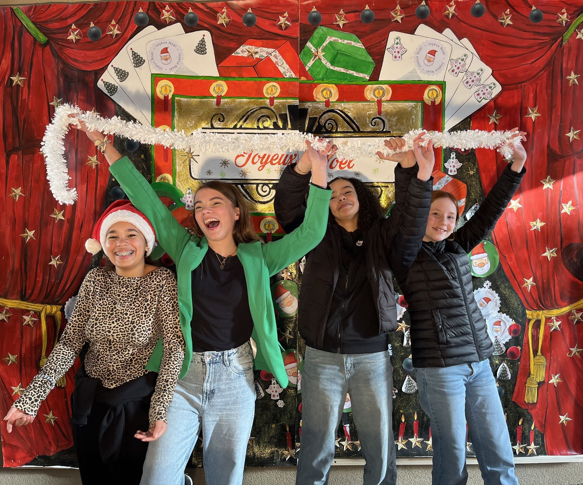 Des collégiens devant un décor de Noël 