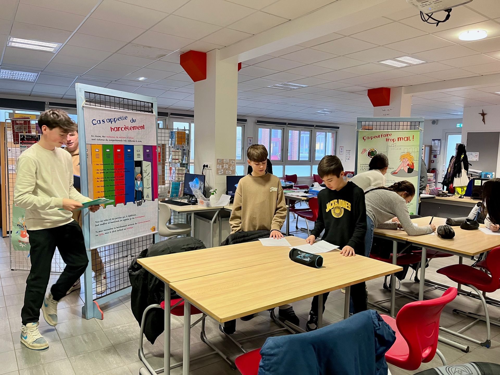 Groupe d'élèves qui travaillent