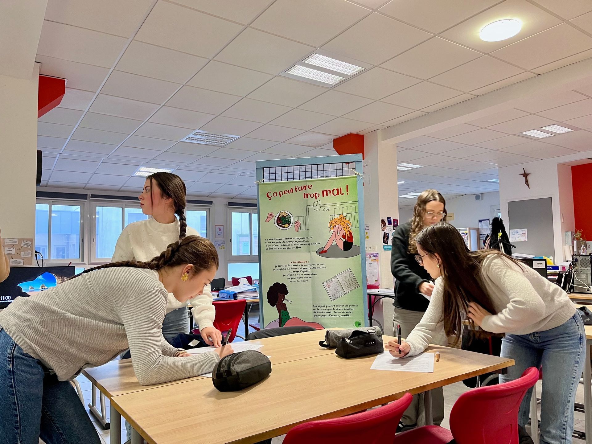 Groupe d'élève faisant des travaux dans une classe