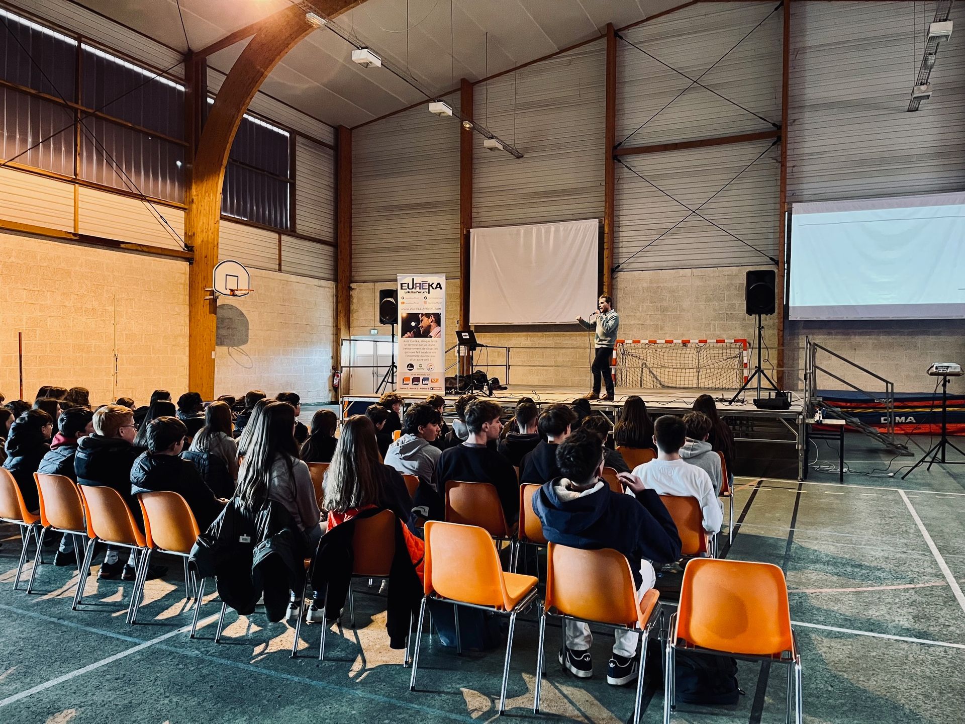Assemblée dans un gymnase
