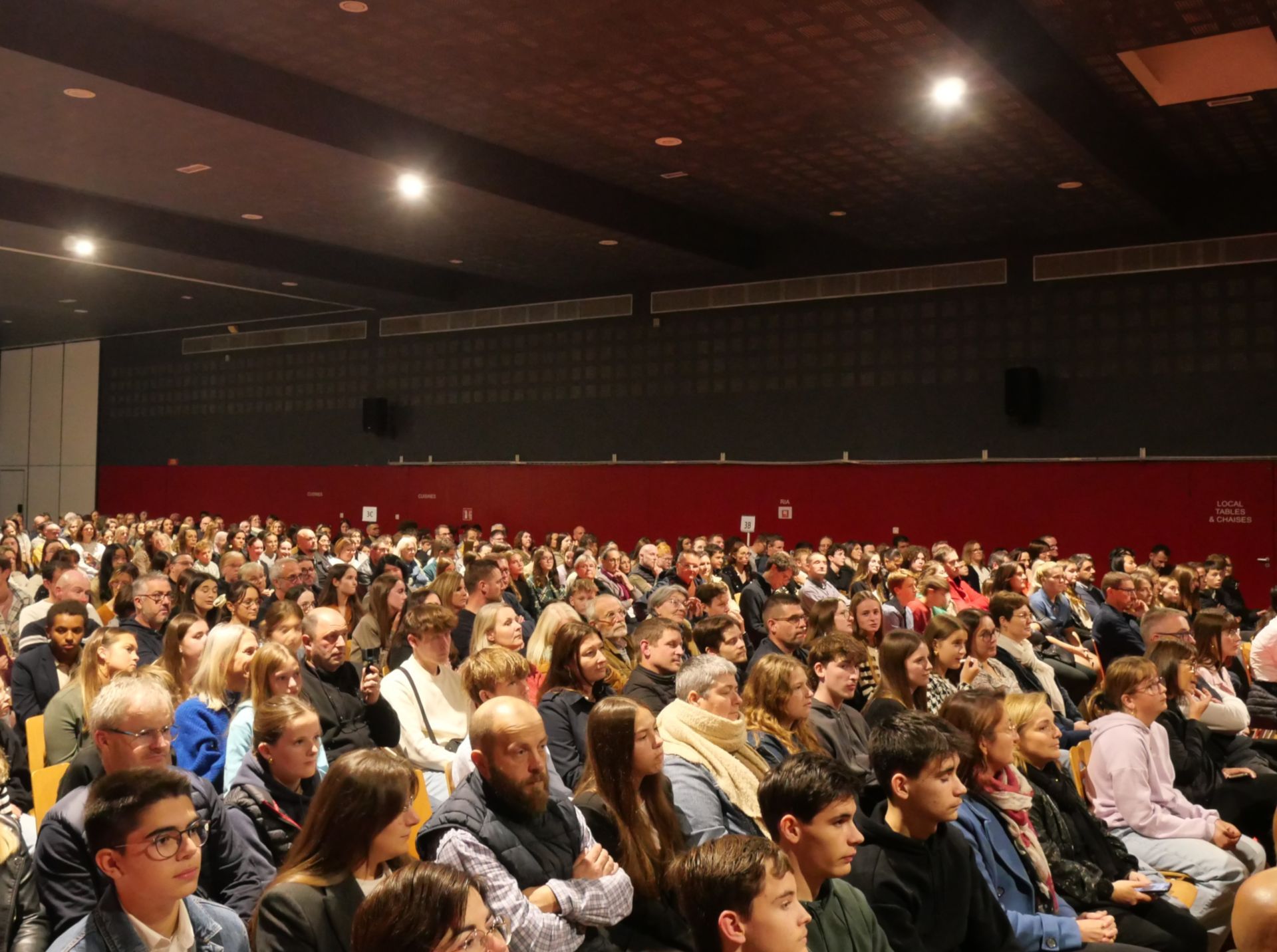 Un public qui regarde un spectacle
