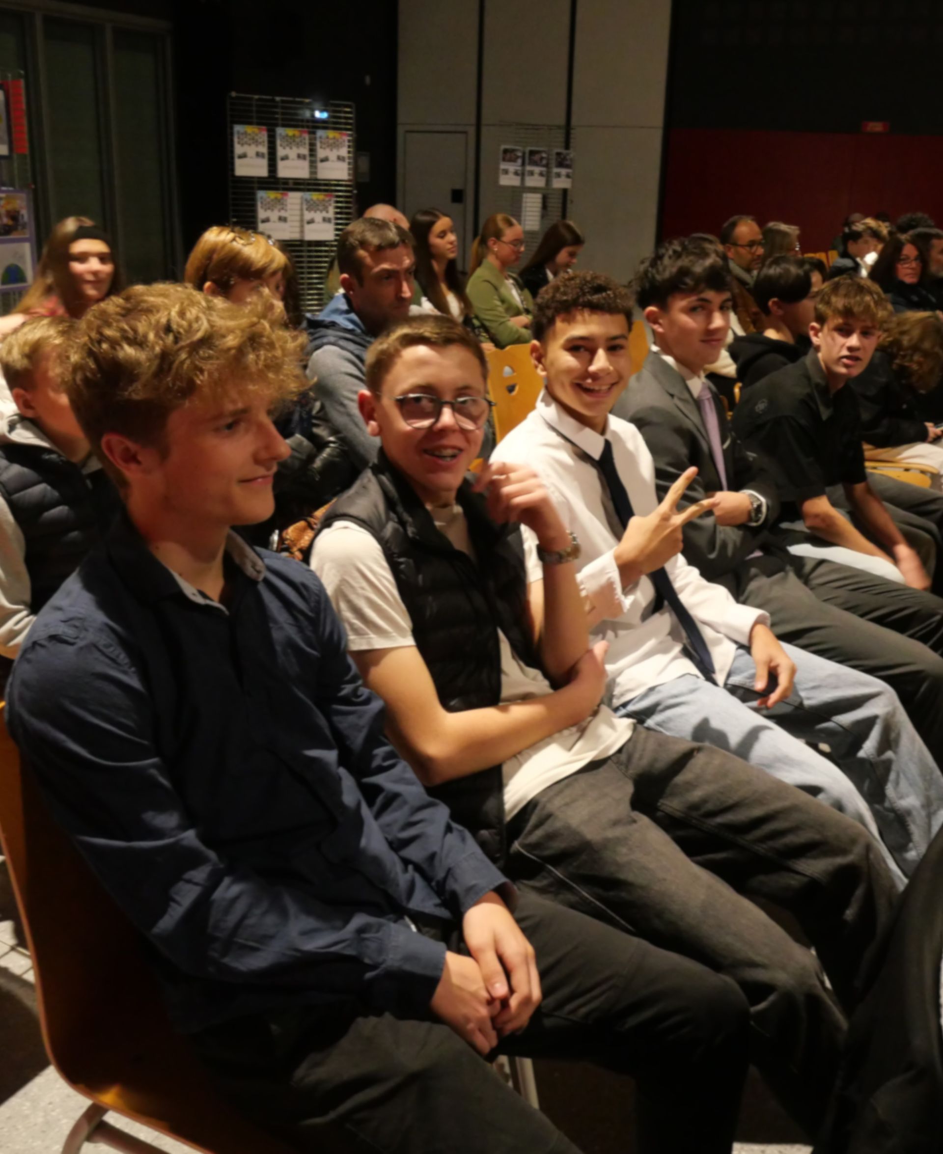 Des élèves assis qui regardent un spectacle