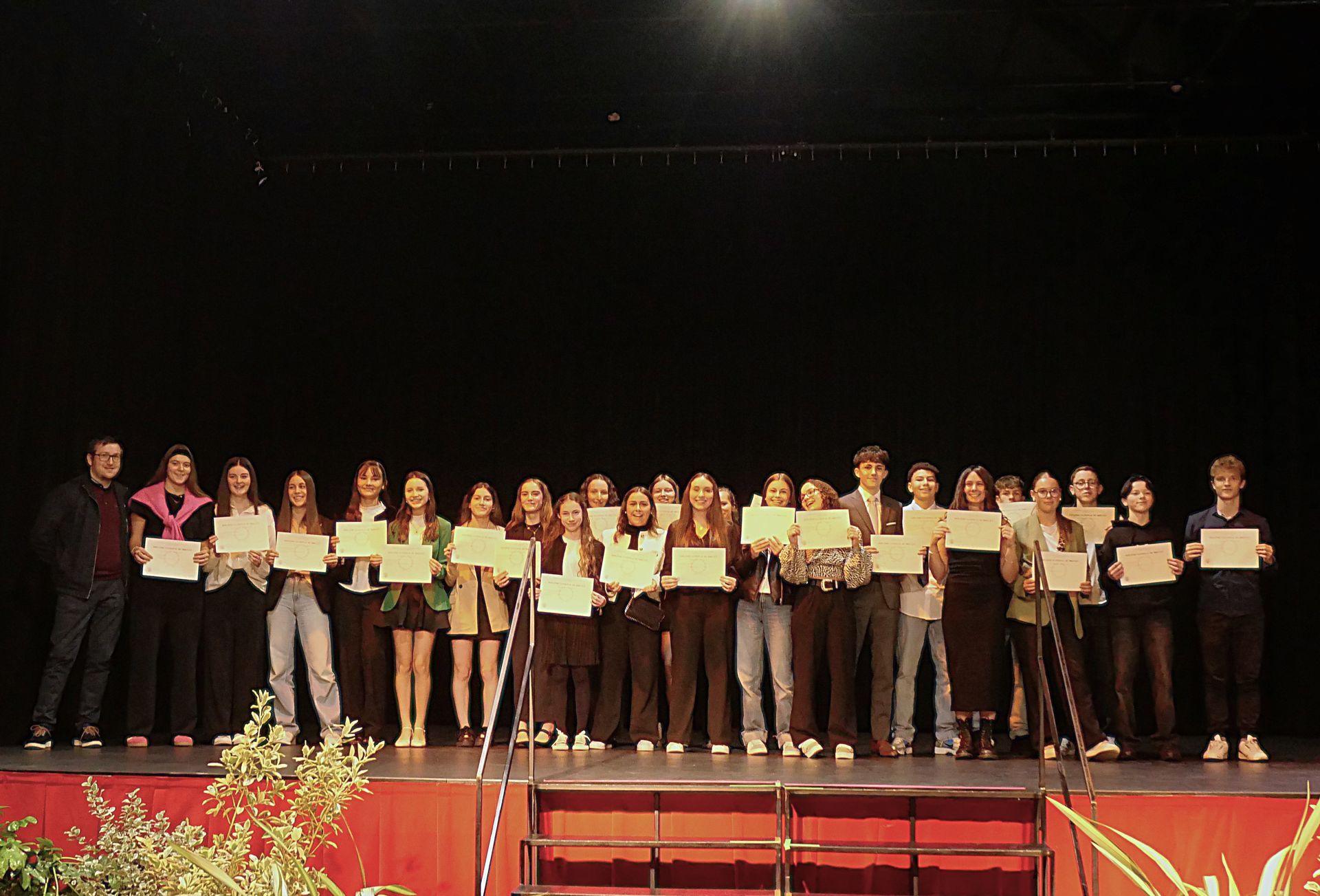 Une chorale debout qui chante
