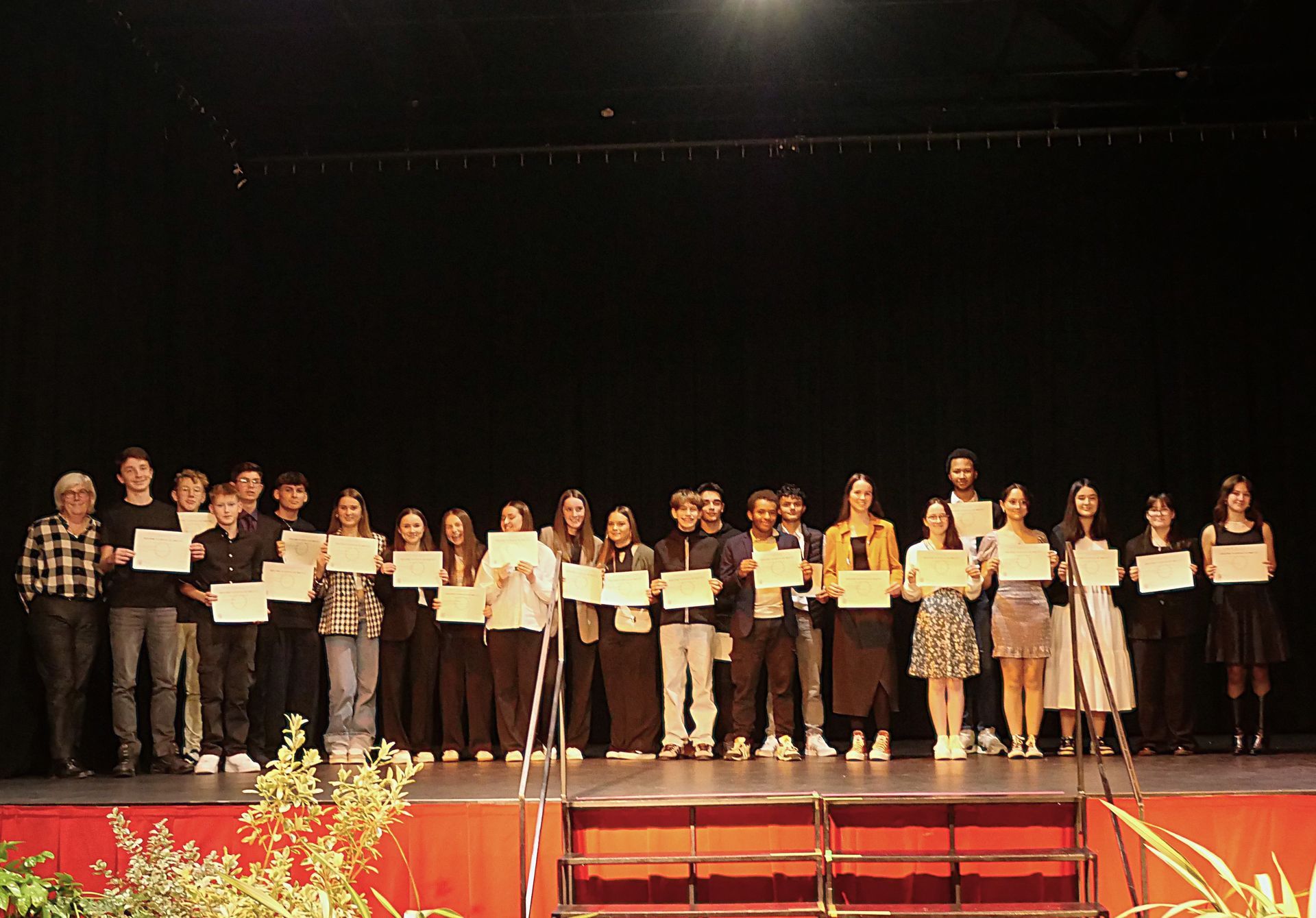 Des personnes qui chantent sur une scènes