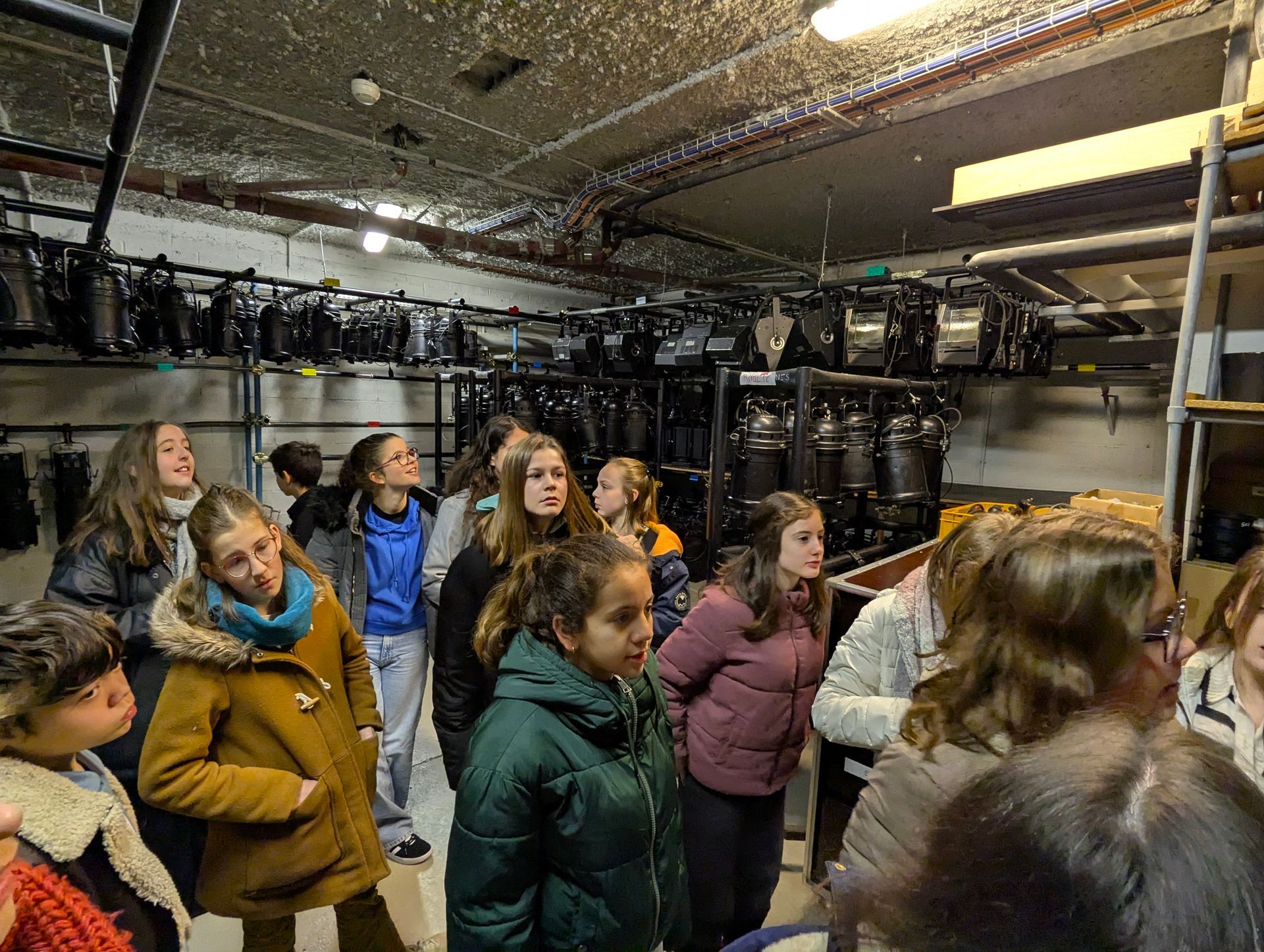 Un groupe de personnes dans une salle