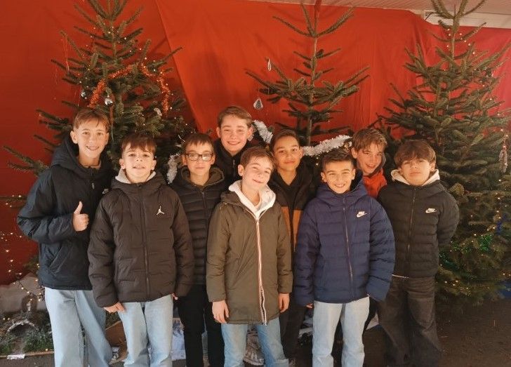 Des élèves devant un décor de Noël 
