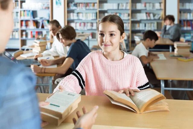 Photo d'une écolière échangeant des livres