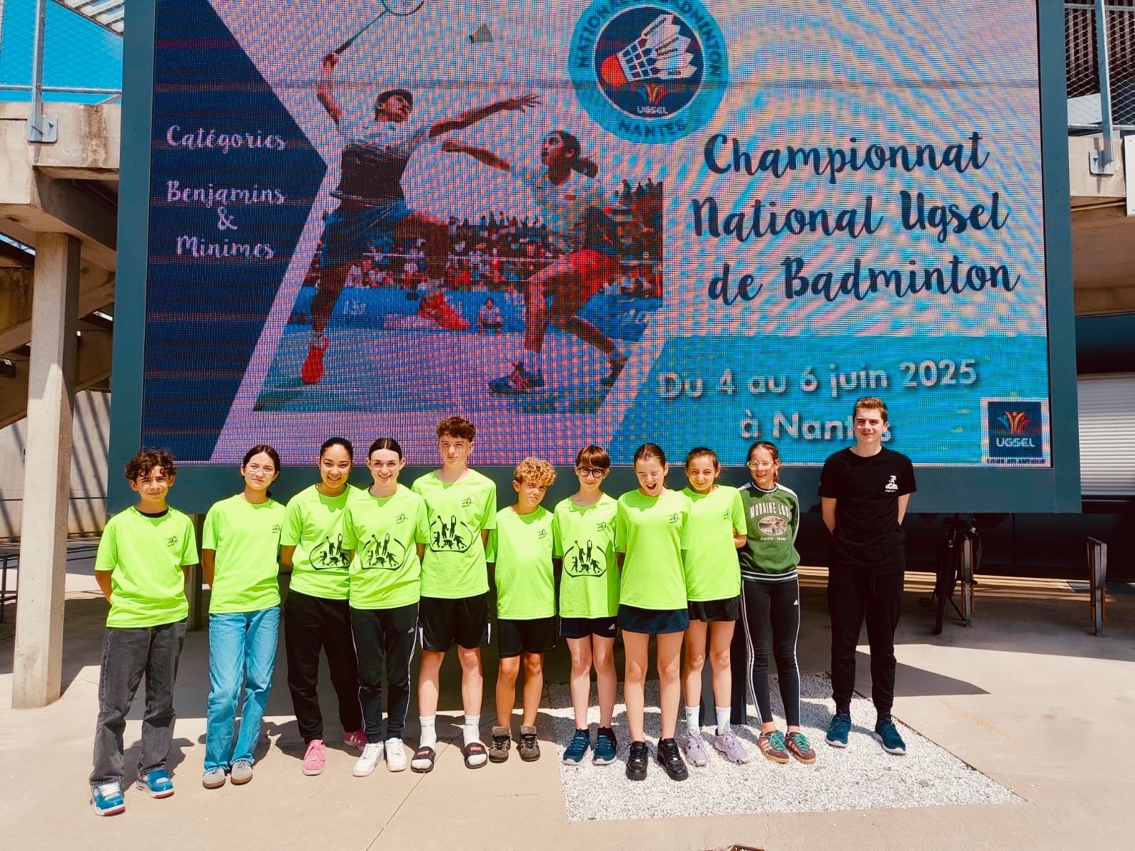 Équipe de badminton levant leurs raquettes