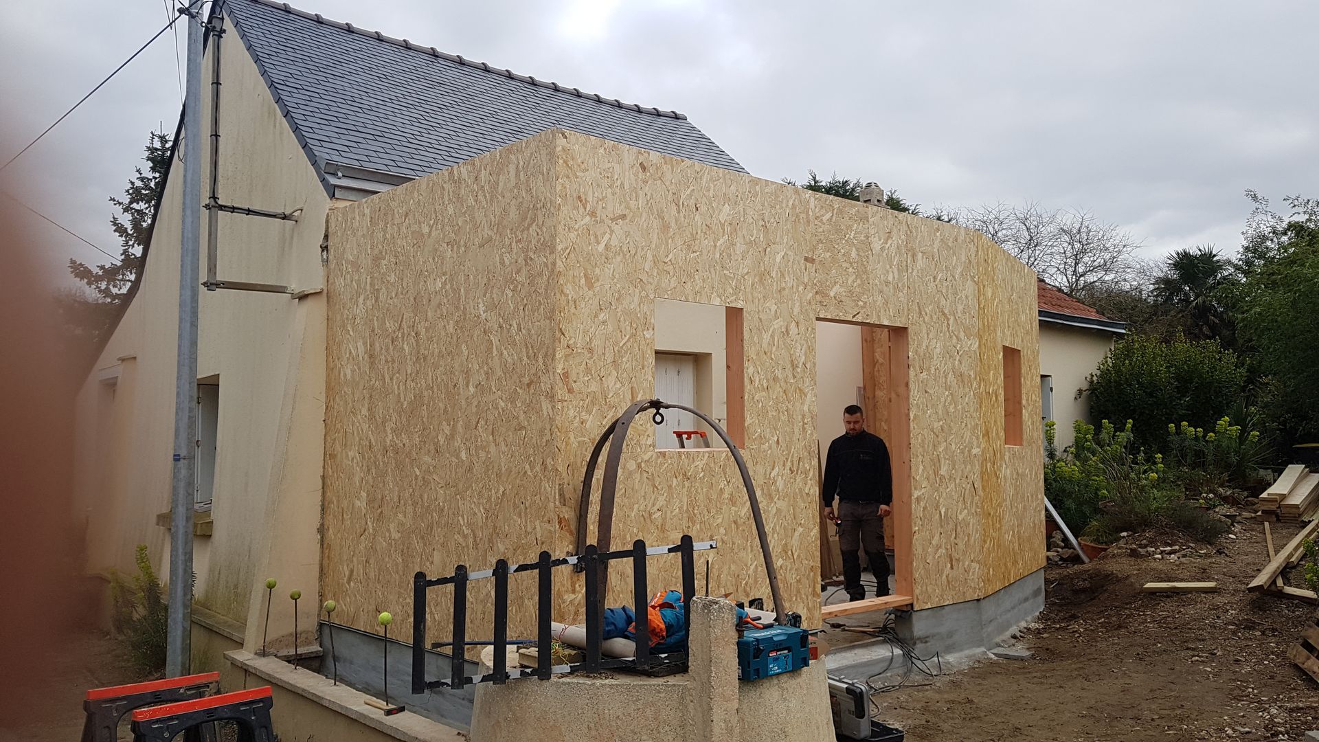 Pose d'isolant sur les murs extérieurs