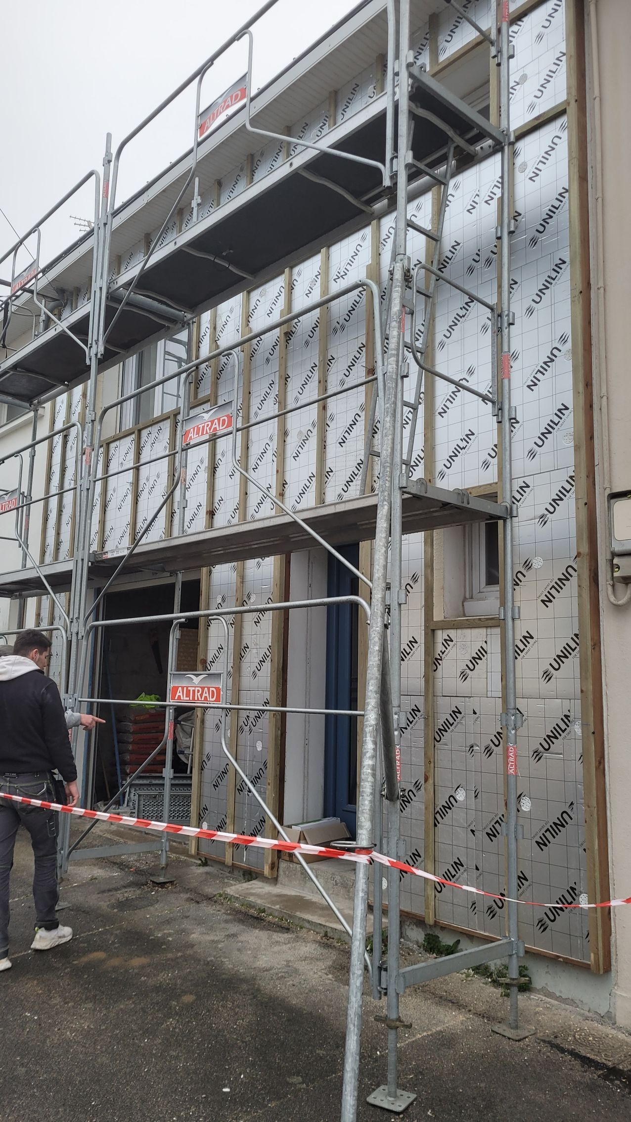 Pose d'isolant sur l'extérieur de la façade