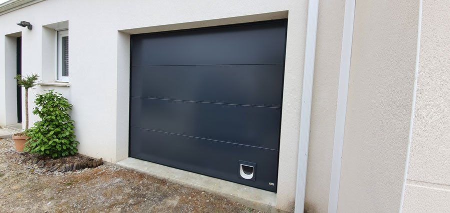 Porte de garage motorisé avec une ouverture pour chat