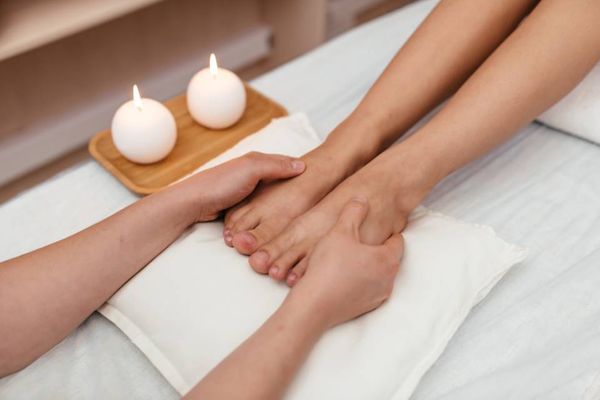 Gepflegter Fuß mit Creme in Form eines Smiley