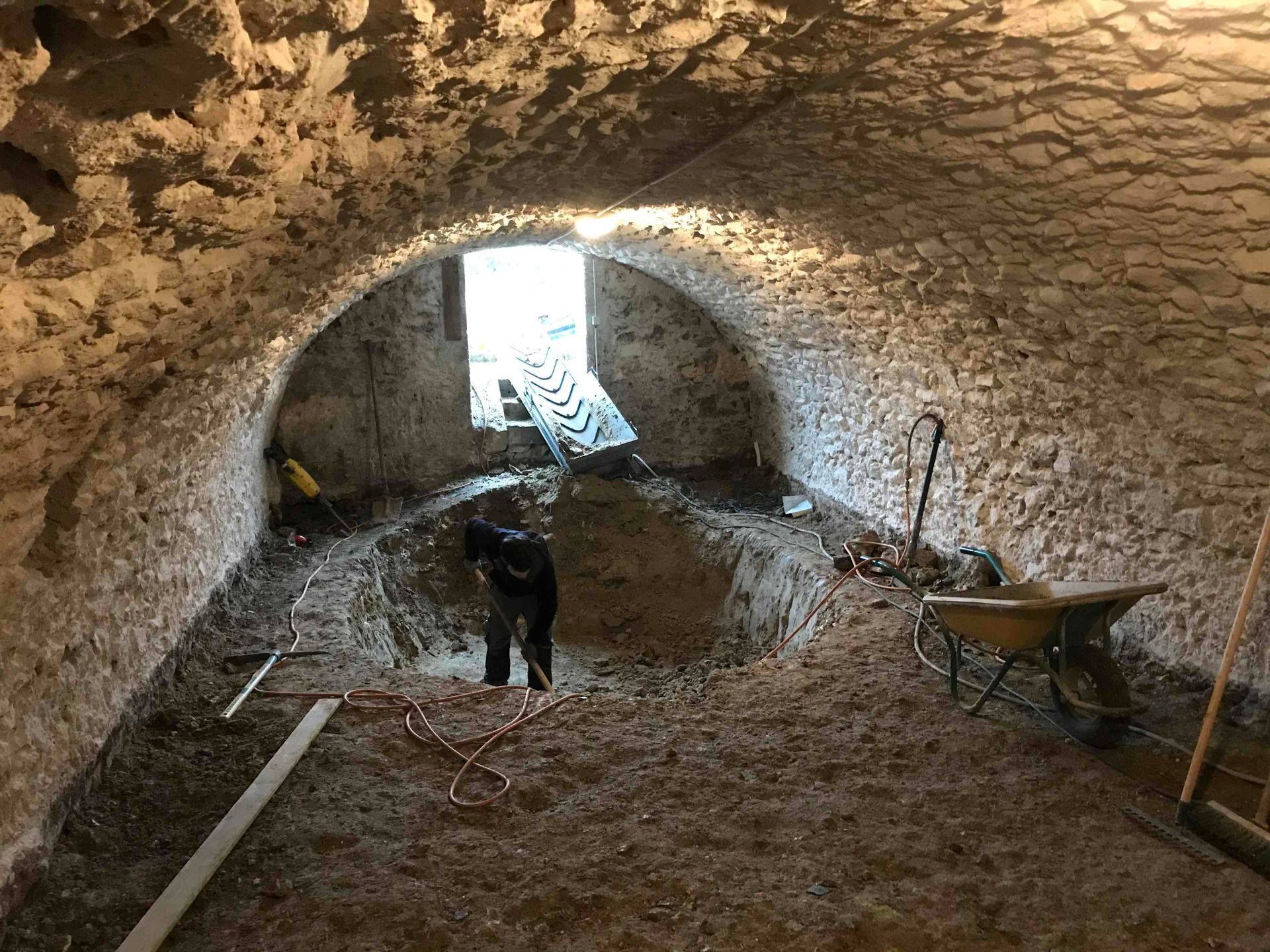 Vue sur un spa dans une cave voûtée