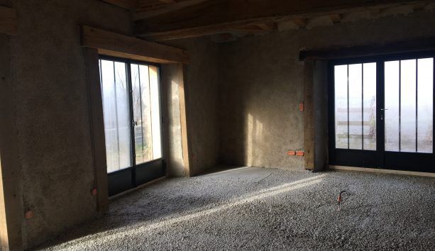 Menuiseries anthracite dans une pièce en cours de rénovation