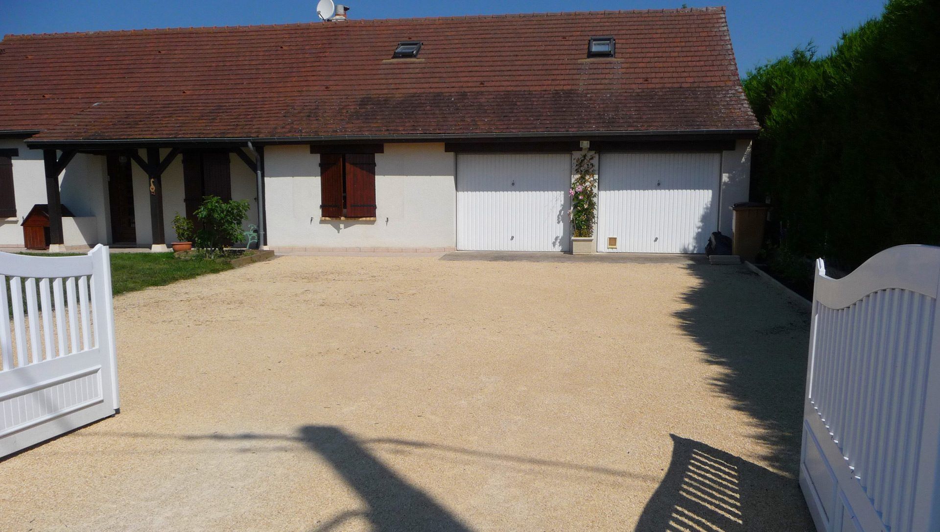 Cour devant une maison réalisée en béton désactivé
