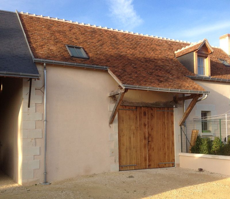 Grange avec toiture neuve et ravalement beige clair