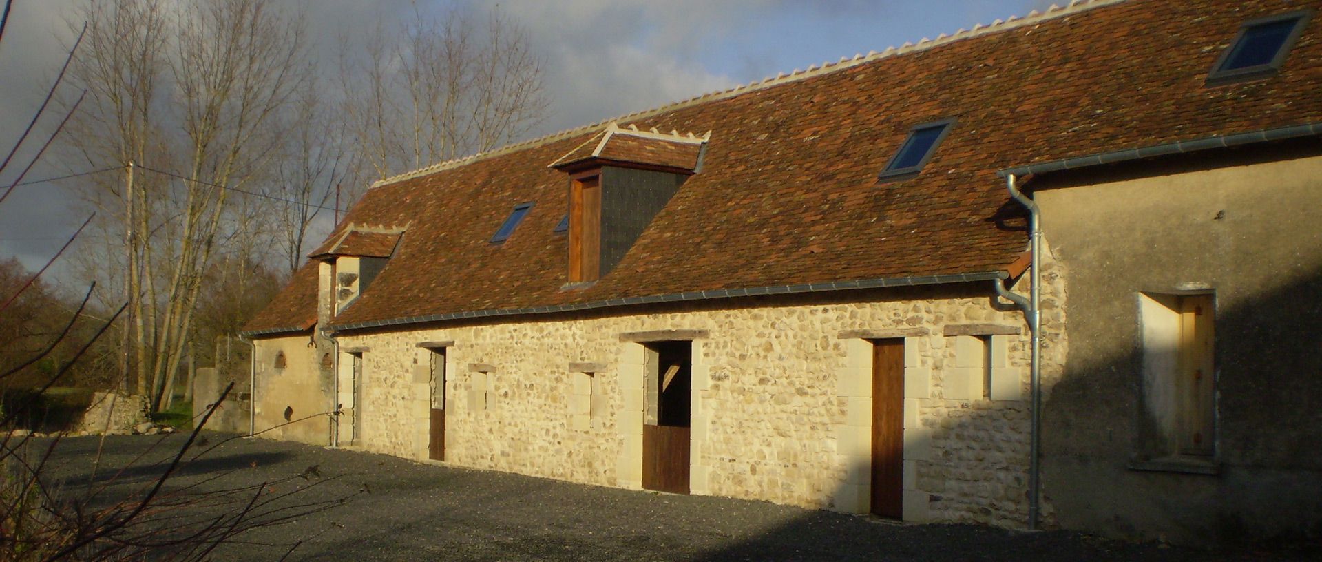 Façade de grange en pierre après sa rénovation