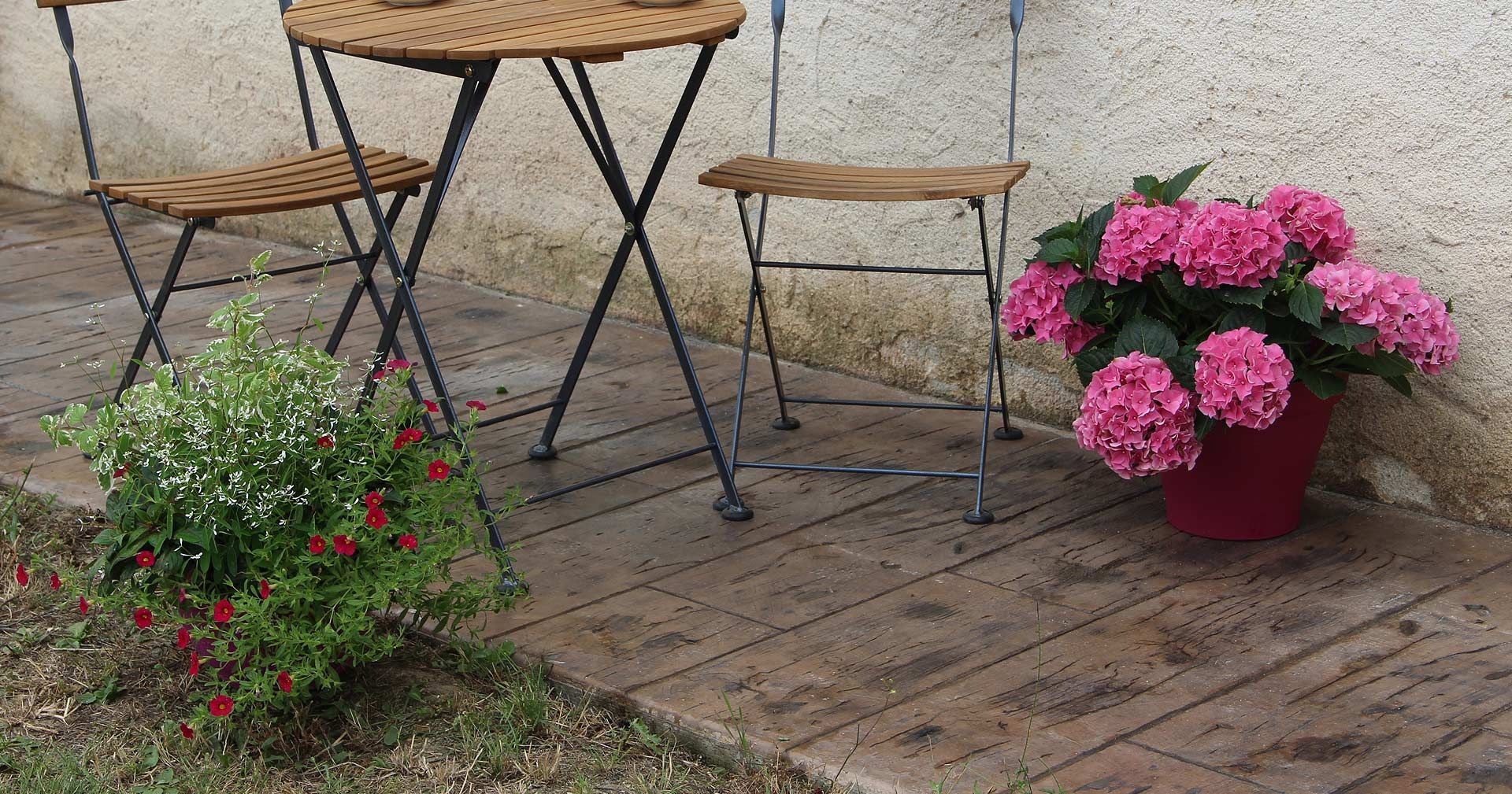 Terrasse aspect bois en béton matricé