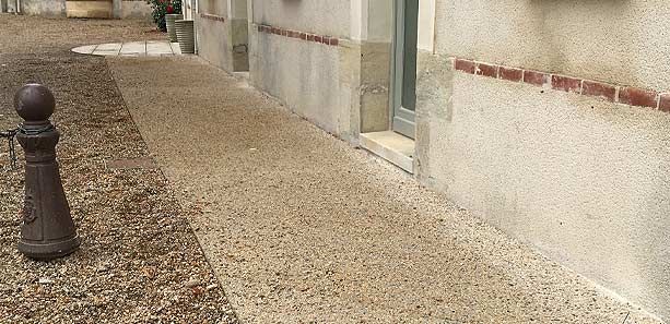 Trottoir de propreté autour d'une maison réalisé en béton désactivé