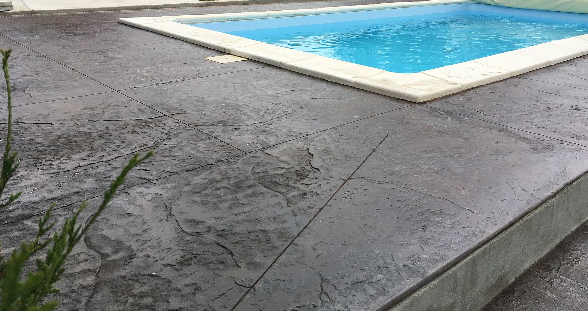 Béton matricé autour d'une piscine