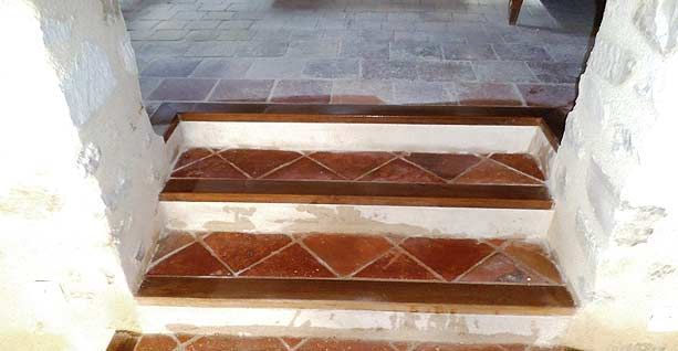 Escalier à trois marches réalisé en tommettes