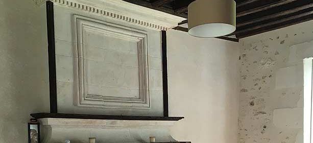 Cadre au-dessus d'une cheminée sculptée en pierre