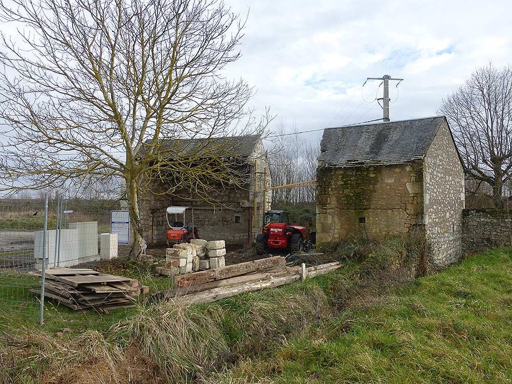Petite maison en pierre ancienne en cours de rénovation
