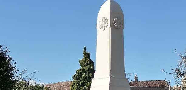 Monument de centre-ville en pierre avec rosace taillée