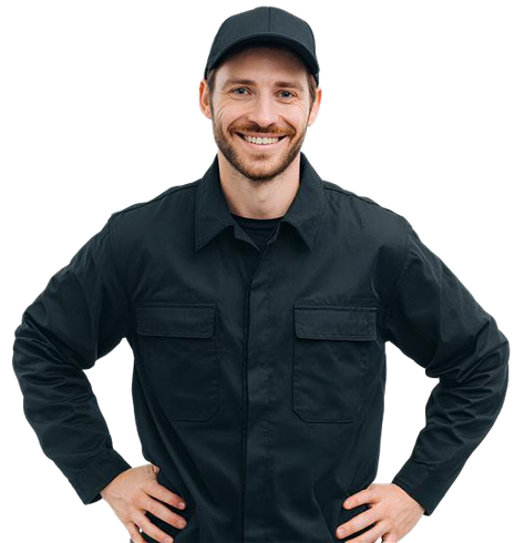 Homme habillé en noir avec ses mains posées sur ses hanches.