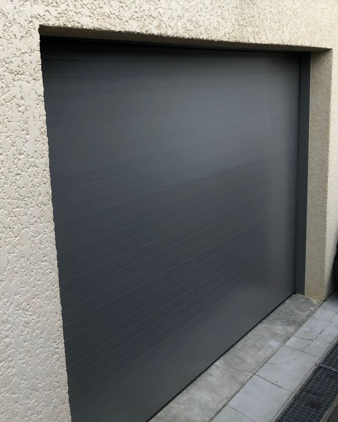 Porte de garage sectionnelle gris anthracite