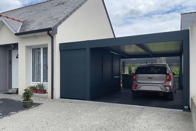 Carport avec structure en aluminium et voiture grise en dessous.
