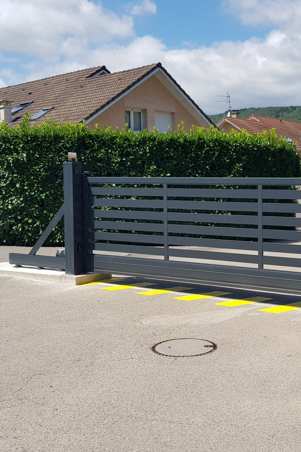 Portail autoportant avec zébras jaunes au sol.