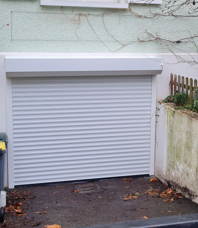 Porte de garage blanche à enroulement