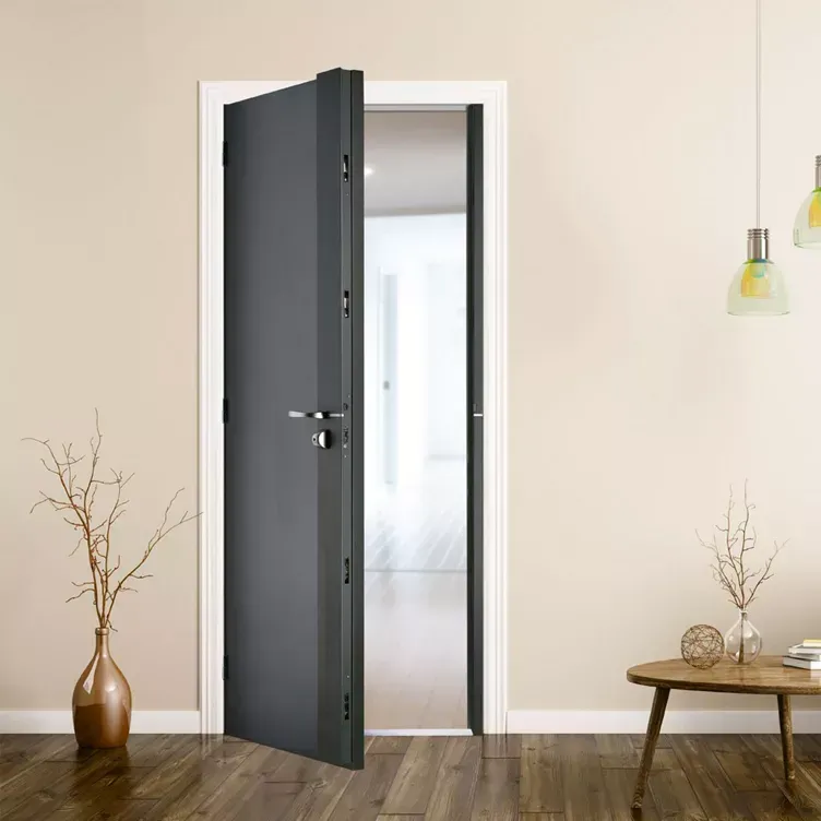 Porte d'appartement sécurisée entre-ouverte