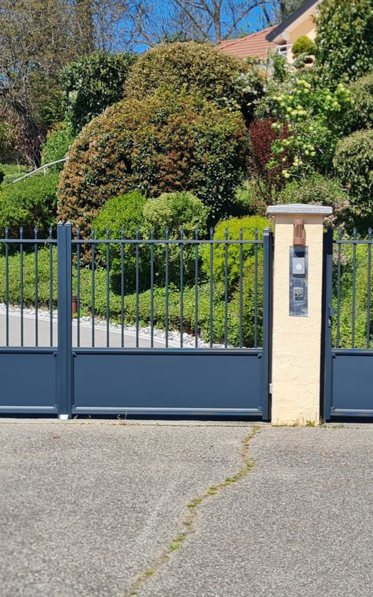 Portail et portillon en aluminium avec système d'alarme.