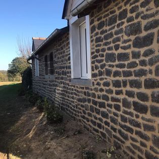 Une façade de maison en pierre