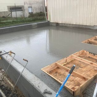 Des fondations en cours de construction