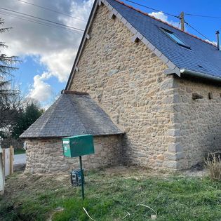 Une maison avec une boîte aux lettres