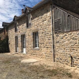 Une maison en pierre avec des fenêtres