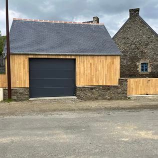 Une maison avec un revêtement en bois
