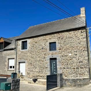 Une maison avec des fenêtres et une porte d'entrée