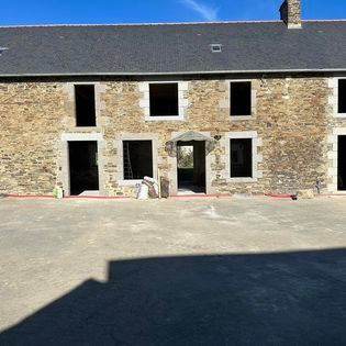 Une maison avec des ouvertures