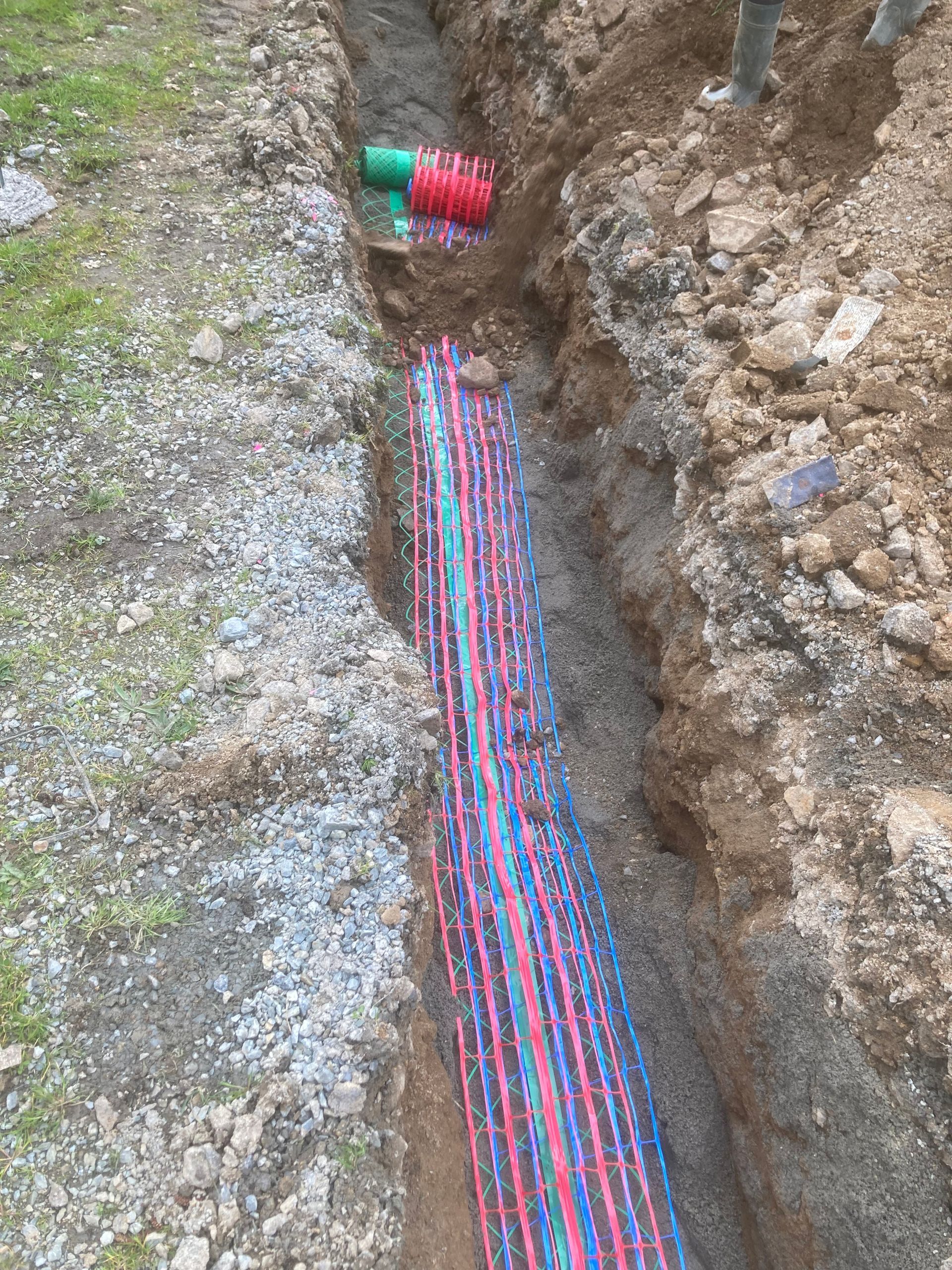 Une tranchée avec des câbles