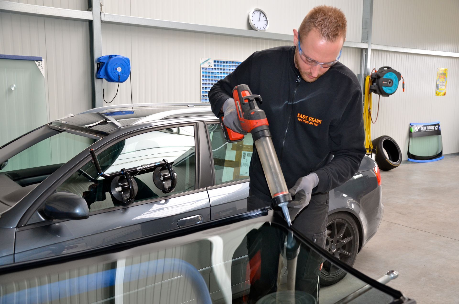 ein Mann trägt eine schwarze Jacke mit der Aufschrift easy glass