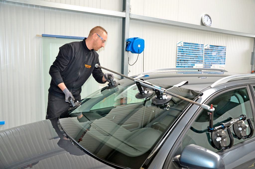 Ein Mann erneuert Autoglas