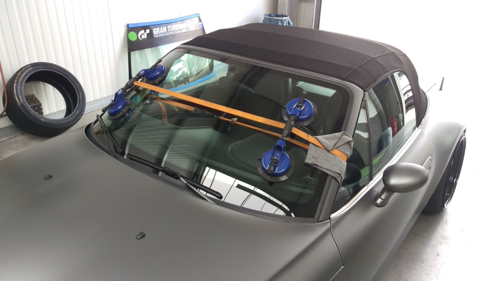 ein graues Auto steht in einer Garage