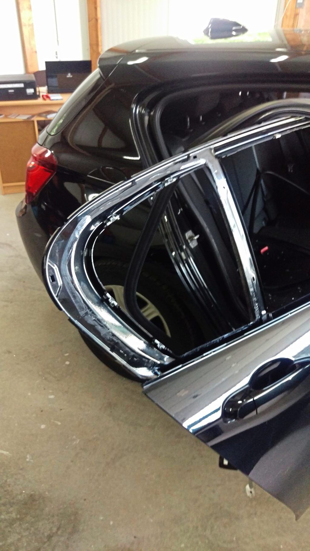 ein schwarzes Auto mit der Hecktür offen