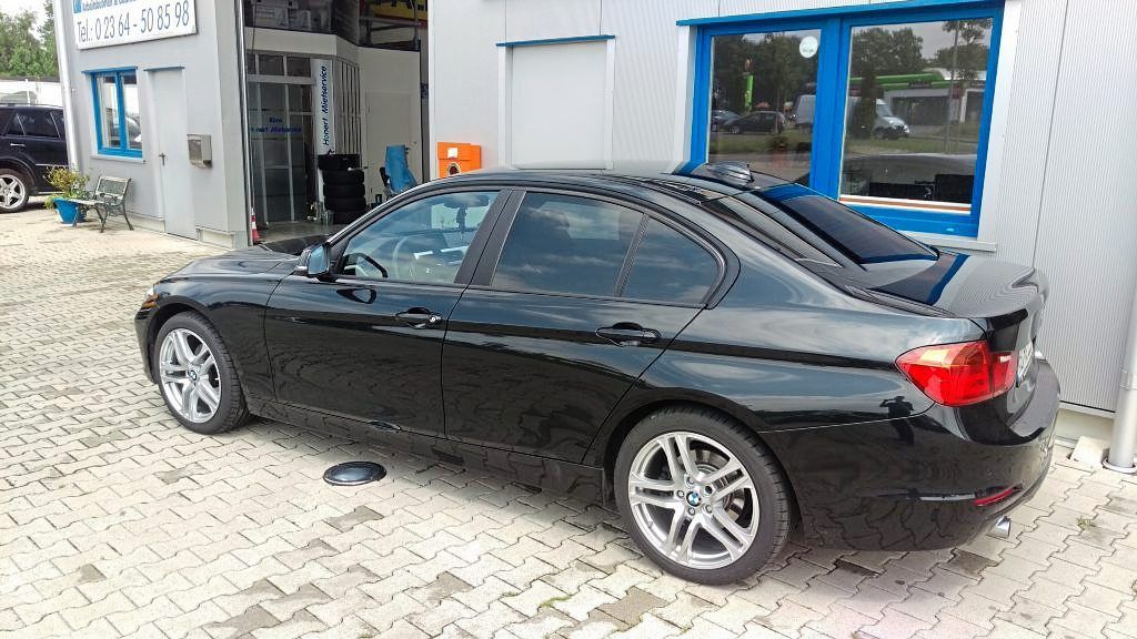 Schwarzer Wagen mit getönten Scheiben